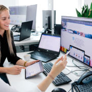 Webdesign-Experten gestalten eine Webseite.