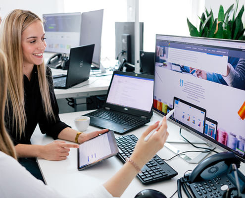 Webdesign-Experten gestalten eine Webseite.